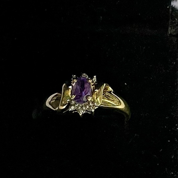 10K Gold Ring with Purple Stone - Picture 3 of 4